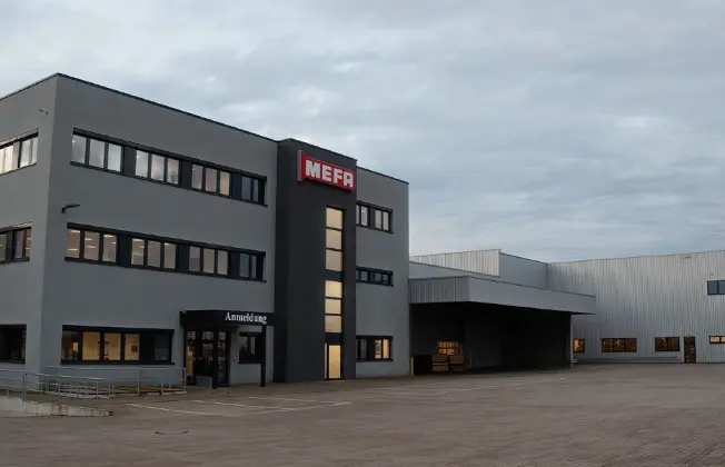 Reference: Façade and entrance of the MEFA logistics centre with MEFA logo.