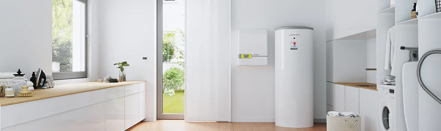 Heller, moderner Waschraum mit formschön integriertem Waterkotte EcoStock Speicher und wandhängender Waterkotte Inneneinheit.