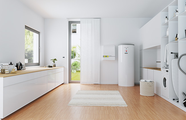 Heller, moderner Waschraum mit formschön integriertem Waterkotte EcoStock Speicher und wandhängender Waterkotte Inneneinheit.