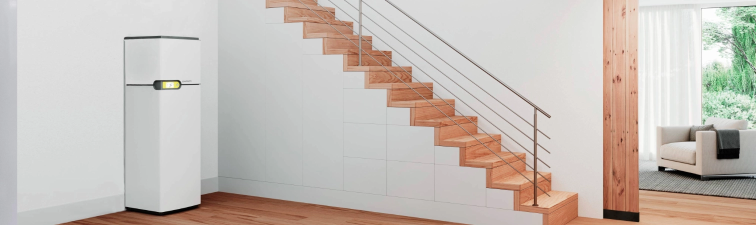 Innenaufgestellte Geothermiewärmepumpe in modern eingerichtetem Wohnraum.